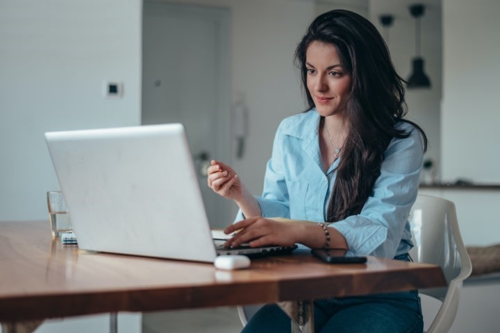 Vrouw achter de laptop